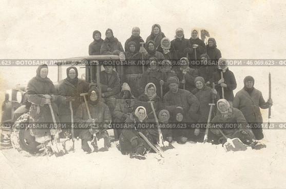 Женская бригада. Люди на снегу с лопатами вокруг грузовика, СССР. Стоковое фото, фотограф Retro / Фотобанк Лори