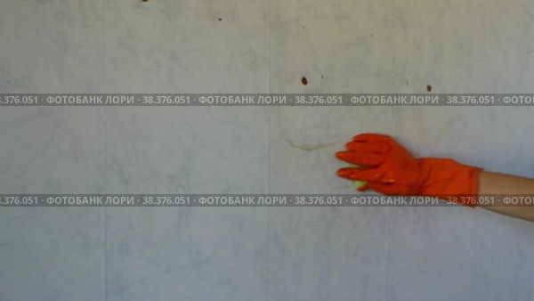 Женская рука в оранжевой резиновой перчатке протирает губкой пластиковую кухонную поверхность. Работа по дому. Стоковое видео, видеограф Гребенев Пётр / Фотобанк Лори