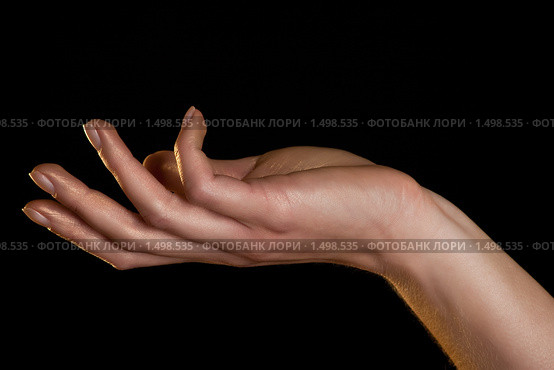 Женская рука в золотистом свете на черном фоне. Стоковое фото, фотограф Лидия Рыженко / Фотобанк Лори