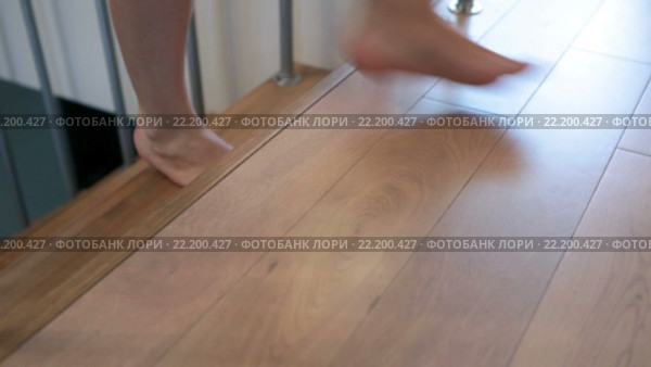 Женские босые ноги поднимаются по ступенькам деревянной лестницы в доме. Стоковое видео, видеограф Кекяляйнен Андрей / Фотобанк Лори