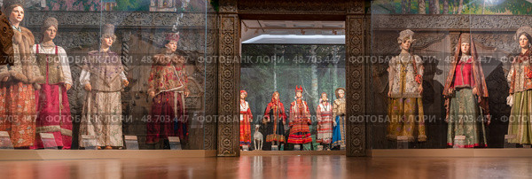 Женские праздничные костюмы. Крестьянское сословие. Экспозиция Музея сословий России в галерее Ильи Глазунова. Москва. Редакционное фото, фотограф Pukhov K / Фотобанк Лори