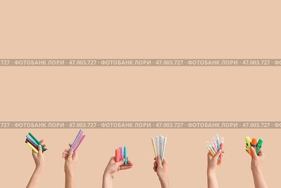 Женские руки, держащие разные фломастеры на бежевом фоне. Стоковое фото, фотограф Pixel_shot / Фотобанк Лори