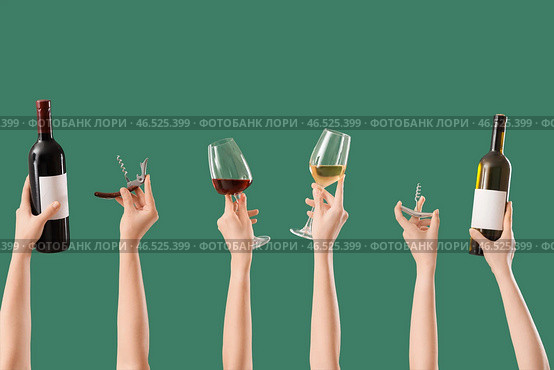Женские руки держат штопоры, бутылки и бокалы с вином на зеленом фоне. Стоковое фото, фотограф Pixel_shot / Фотобанк Лори