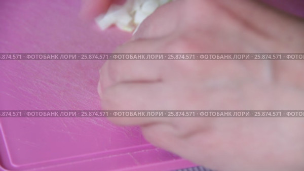 Женские руки нарезают лук на разделочной доске. Стоковое видео, видеограф Дудакова / Фотобанк Лори