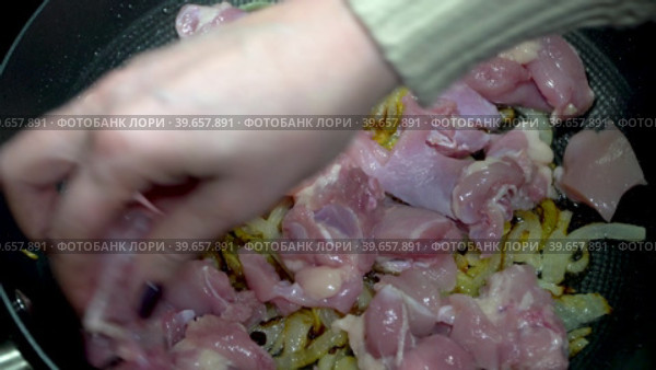 Женские руки с маникюром добавляют сырое мясо в обжаренный лук. Съемка крупным планом.  Пошаговый процесс приготовления еды. Стоковое видео, видеограф Руслан Лесков / Фотобанк Лори