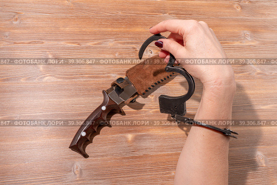женские руки в металлических черных наручниках(female hands in metal black handcuffs) Стоковое фото, фотограф Руслан Лесков / Фотобанк Лори