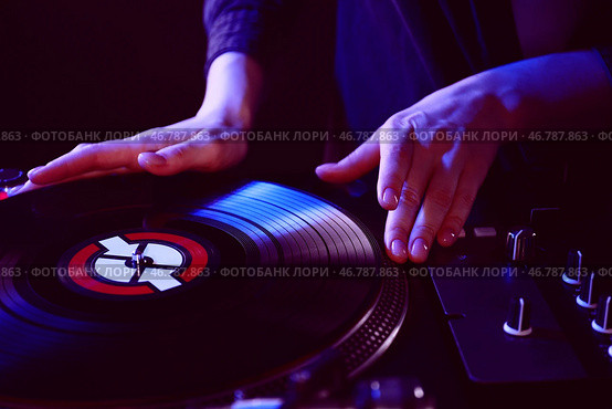 Женский DJ микширование музыки, крупным планом. Стоковое фото, фотограф Pixel_shot / Фотобанк Лори