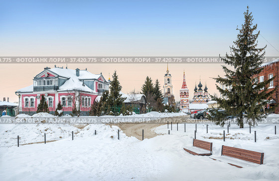 Жилой дом и Лазаревская церковь, Суздаль (2022 год). Редакционное фото, фотограф Baturina Yuliya / Фотобанк Лори
