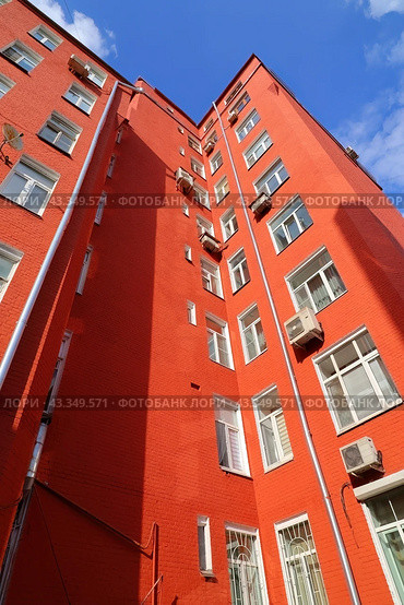 Жилой дом на улице Мясницкая, 21 строение 5 в Москве. Кирпичный фасад восьмиэтажного дома. Бывший доходный дом Училища живописи, ваяния и зодчества (2024 год). Редакционное фото, фотограф Константин Григорьев / Фотобанк Лори