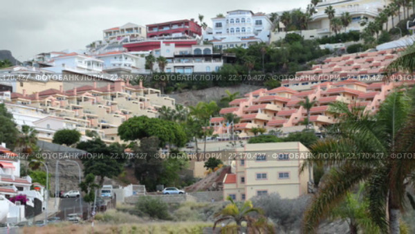 Жилой район на склоне горы, город Коста Адехе (Costa Adeje). Тенерифе, Канарские острова, Испания (2016 год). Редакционное видео, видеограф Кекяляйнен Андрей / Фотобанк Лори
