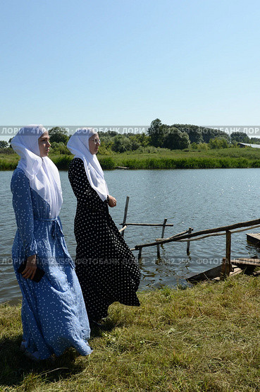 Жители деревни Потеряевка Алтайского края в праздничный день (2022 год). Редакционное фото, фотограф Free Wind / Фотобанк Лори