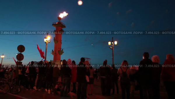 Жители и гости города смотрят салют на стрелке Васильевского острова, Санкт-Петербург (2015 год). Редакционное видео, видеограф Кекяляйнен Андрей / Фотобанк Лори