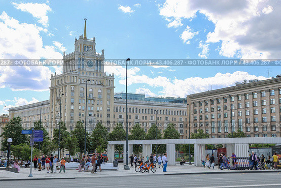 Живописная Триумфальная площадь в Москве (2024 год). Редакционное фото, фотограф Александр Игоревич Минаков / Фотобанк Лори