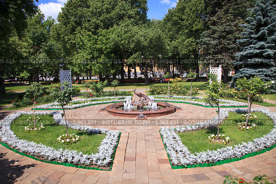 Живописный фонтан "Павлин" в Тайницком саду Московского Кремля, Россия (2010 год). Редакционное фото, фотограф Николай Винокуров / Фотобанк Лори