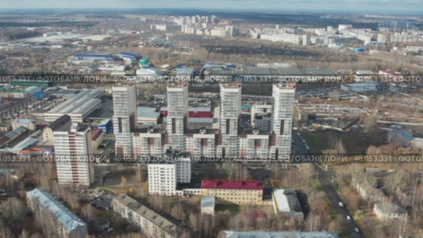 ЖК Олимп осенью - город Киров (аэросъемка 2021 года) Стоковое видео, видеограф Владислав Самошкин / Фотобанк Лори