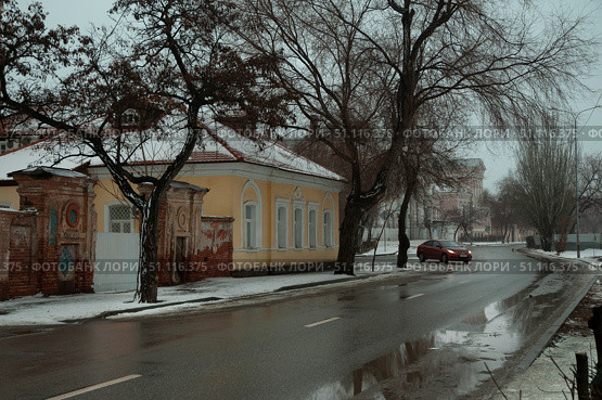Зима, Астрахань, серый зимний день, слякоть, Набережная реки Кутум, дом Догадина ( памятник архитектуры ) (2021 год). Стоковое фото, фотограф Павел Просянов / Фотобанк Лори