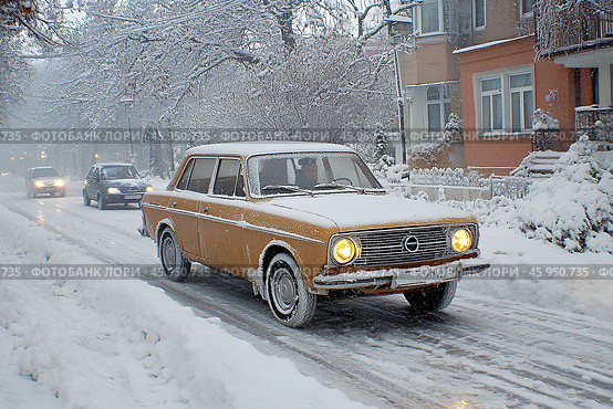 Зима, автомобиль на заснеженной городской улице. Стоковое AI-изображение, AI-художник Щеголева Ольга / Фотобанк Лори