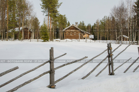 Зима в русской деревне. Деревянная изгородь из жердей (2022 год). Стоковое фото, фотограф Яковлев Сергей / Фотобанк Лори