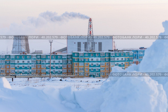 Зимний индустриальный пейзаж. Вид на жилые дома и ТЭЦ северного города. Электроэнергетика в Арктике. Холодная погода. Город Анадырь, Чукотка, Сибирь, Россия. Стоковое фото, фотограф Андрей Степанов / Фотобанк Лори