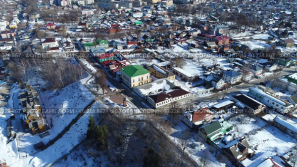 Зимний провинциальный город на крутом берегу реки. Съемка с дрона. Волга, Городец, март (2023 год). Стоковое видео, видеограф Евгений Ковалев / Фотобанк Лори