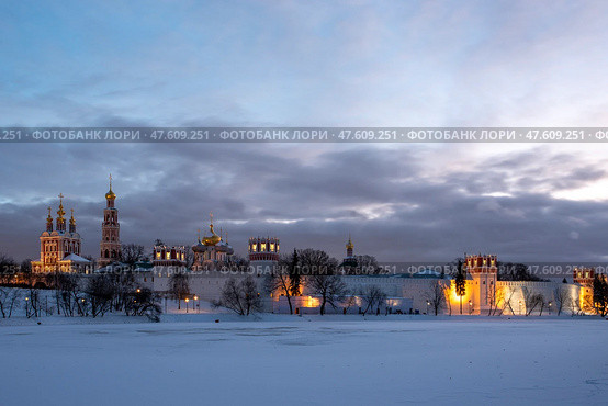 Зимний вид на  Новодевичий монастырь в Москве. Редакционное фото, фотограф Литвяк Игорь / Фотобанк Лори