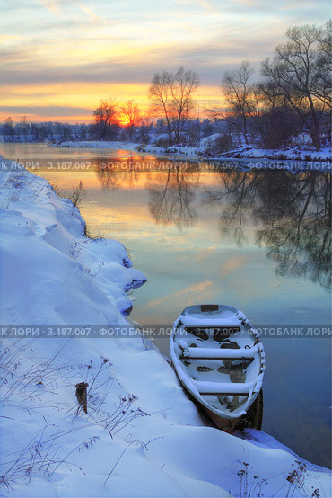 Зимний закатный пейзаж с лодкой (2012 год). Стоковое фото, фотограф Юрий Кирсанов / Фотобанк Лори