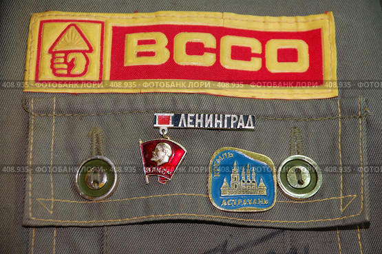 Значки на стройотрядовской куртке (2008 год). Редакционное фото, фотограф Татьяна Дигурян / Фотобанк Лори