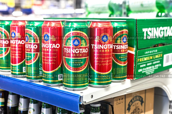 Знаменитый бренд пива Tsingtao. Tsingtao Beer — крупнейшая пивоваренная компания в Китае. Редакционное фото, фотограф FotograFF / Фотобанк Лори