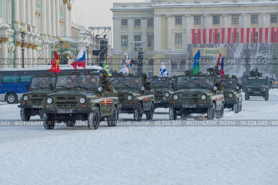Знаменная группа на военных автомобилях УАЗ на военном параде в честь снятия блокады Ленинграда.  Санкт-Петербург (2019 год). Редакционное фото, фотограф Виктор Карасев / Фотобанк Лори