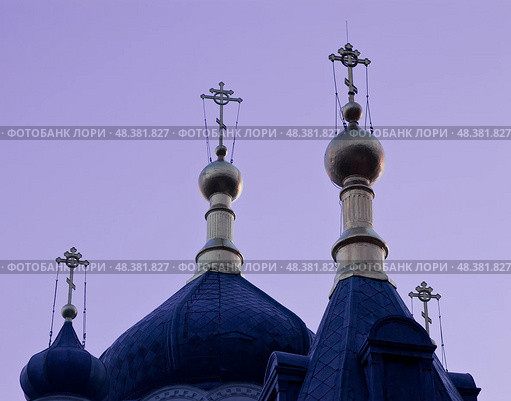 Золотые  кресты, купола церкви  на фоне закатного неба. Стоковое фото, фотограф Snezka / Фотобанк Лори