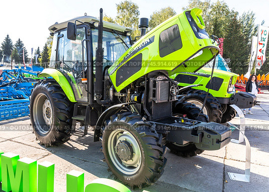 Zoomlion RN904 agricultural wheeled tractor at the agricultural machinery and equipment fair (2022 год). Редакционное фото, фотограф FotograFF / Фотобанк Лори