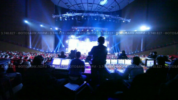 Зрители смотрят церемонию награждения Big Digit - 2011. Редакционное видео, видеограф Losevsky Pavel / Фотобанк Лори