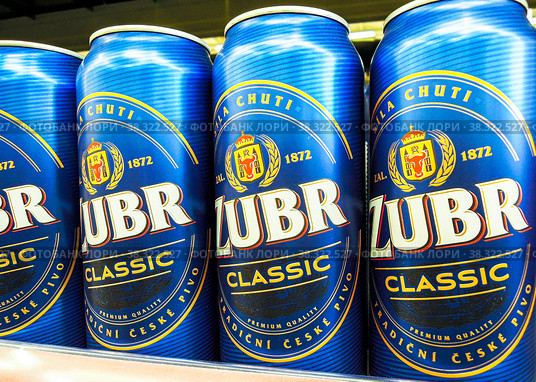 Zubr beer aluminum cans (2021 год). Редакционное фото, фотограф FotograFF / Фотобанк Лори